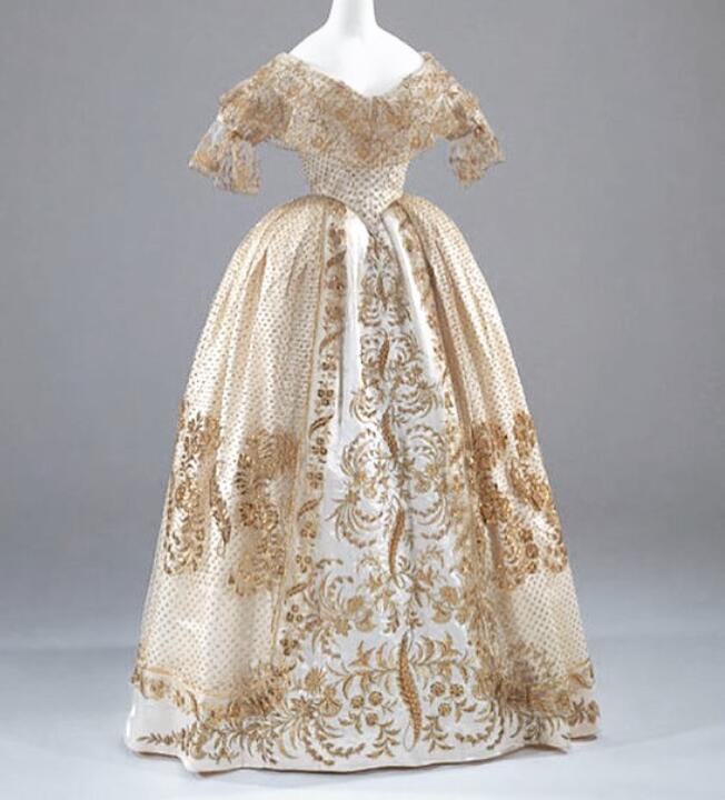 从18世纪的宫廷大裙摆,到19世纪的灯笼袖,再到20世纪的直筒裙!