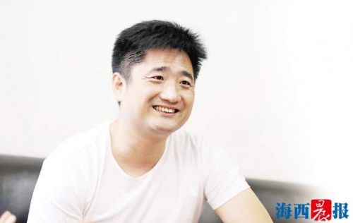 八市海鲜哥陈建阳雨中救助93岁摔倒老人 获多家央媒表扬