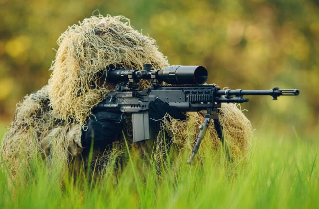 10名狙击手对战100步兵,可以完全碾压?答案不是你想的那样