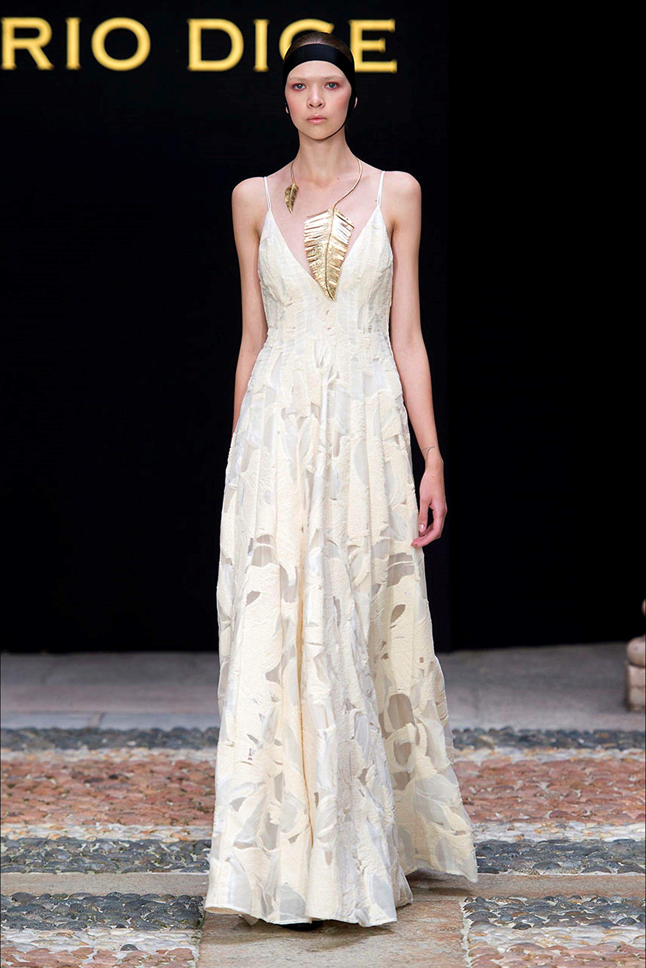 时装周:完美展现女性s型曲线,走在时尚潮流前端,韵味十足