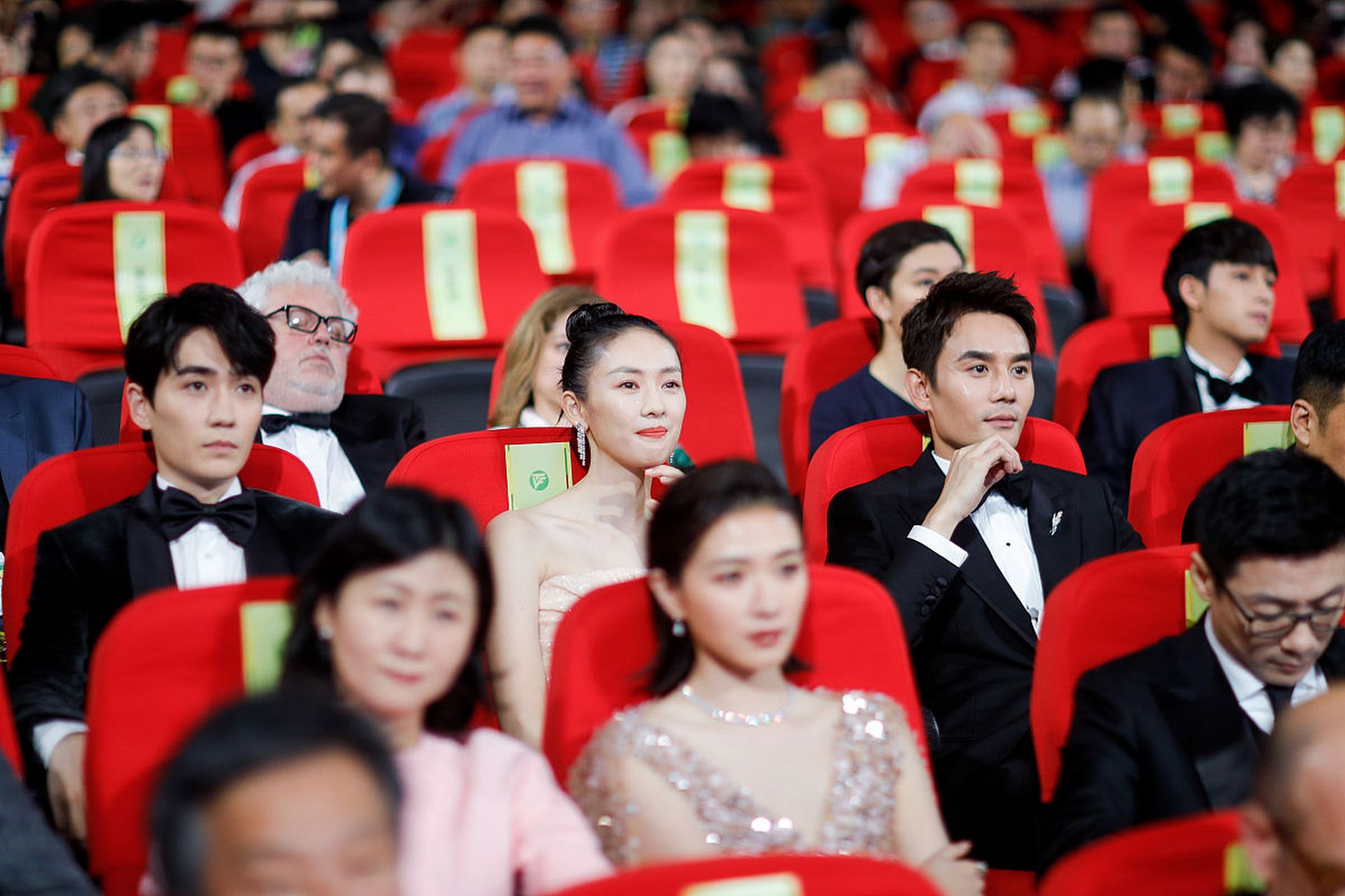 有没有人觉得,朱一龙和王凯,不知道哪里,好像有一点点像[左捂脸]!