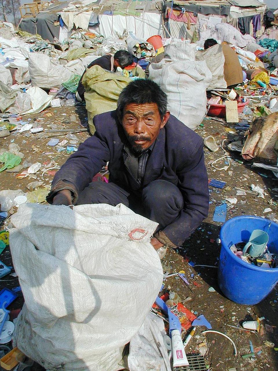 拾荒老人在垃圾桶中发现婴儿,被公安机关确认为见义