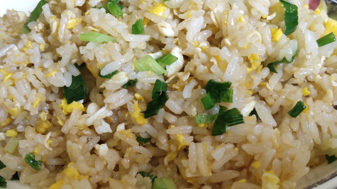 最容易操作的葱花蛋炒饭来了,好吃又实惠