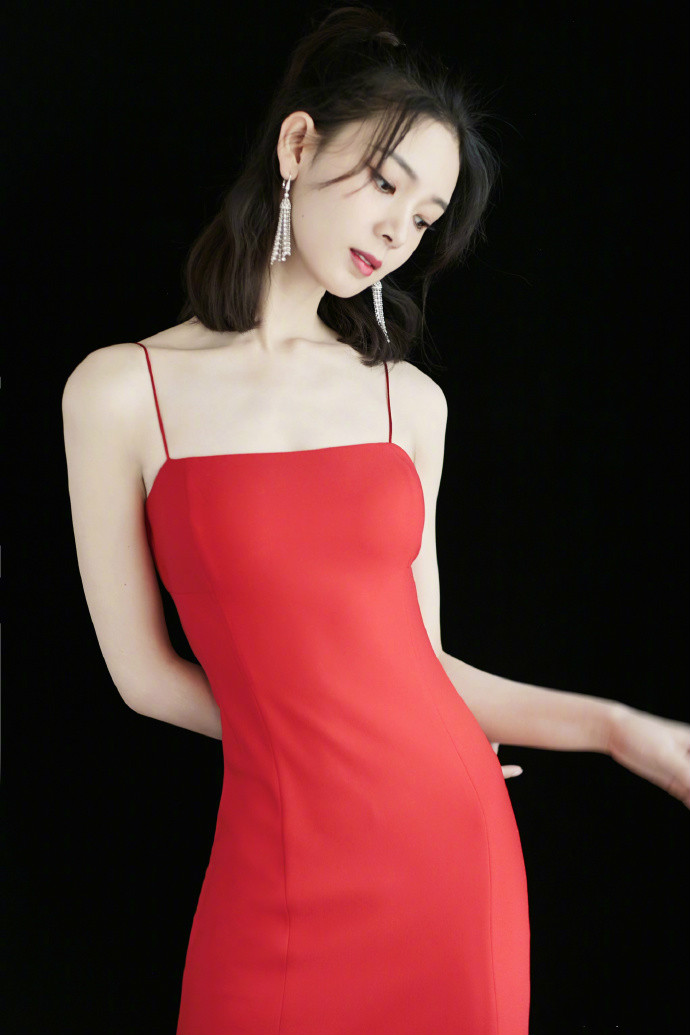 女星穿吊带长裙出席活动,皮肤白到发光,大长腿抢镜