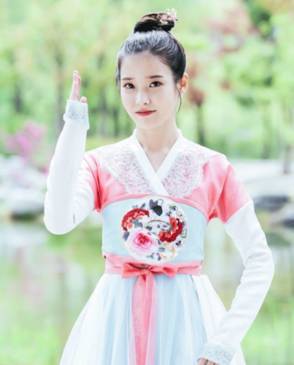 韩星古装:李知恩丸子头插花,徐贤头发盘成"死疙瘩"!