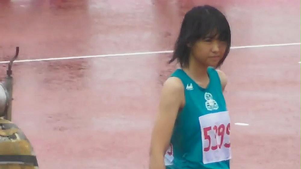 日本田径赛，女生雨中跳高，表情获好评！