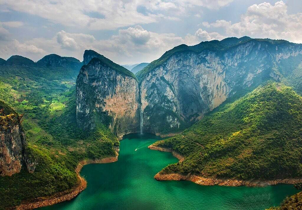 中国曾经最闭塞的山区之一,最难修铁路,被世人发现后登榜cnn