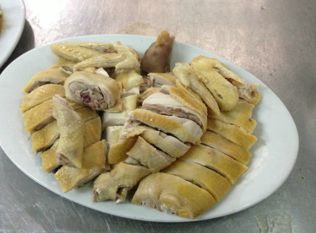 陆川乌石猪脚 陆川猪脚是将猪的前脚用绳与竹片紧紧捆绑,放在水里煮熟