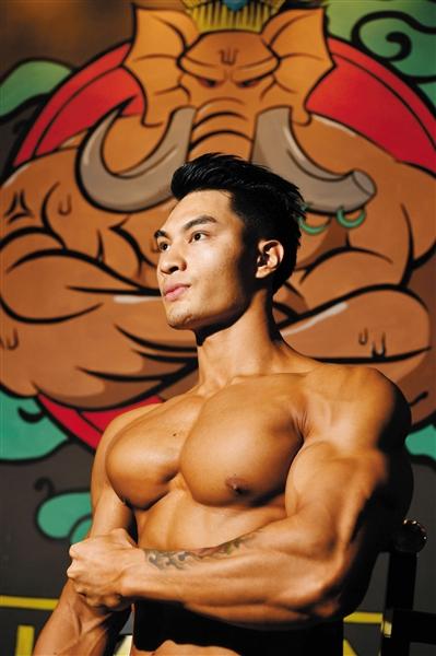 刘孟易 健美冠军为表现力学芭蕾