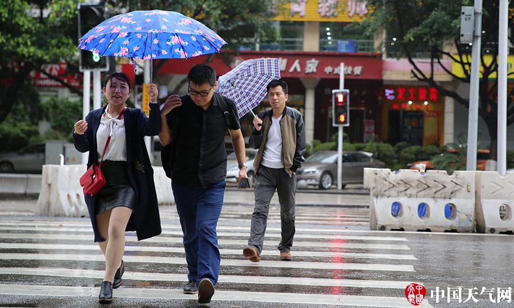 重庆多地遭遇今年来最强降雨 行人雨中狂奔