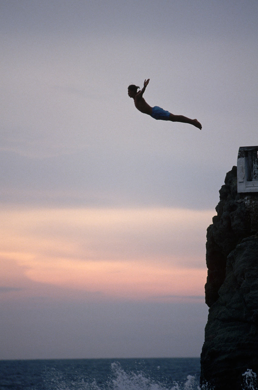 悬崖跳水是一项极限运动,挑战者在高悬崖上完成精湛的跳水动作,考验