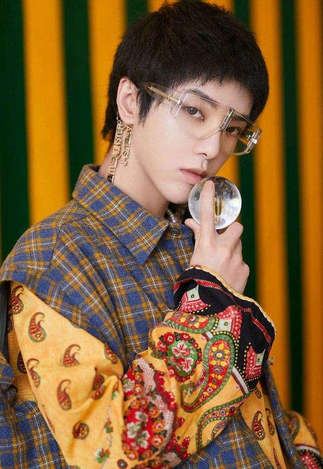 华晨宇一袭宝石蓝套装,搭配狗啃式刘海,独特的风格,潮范十足
