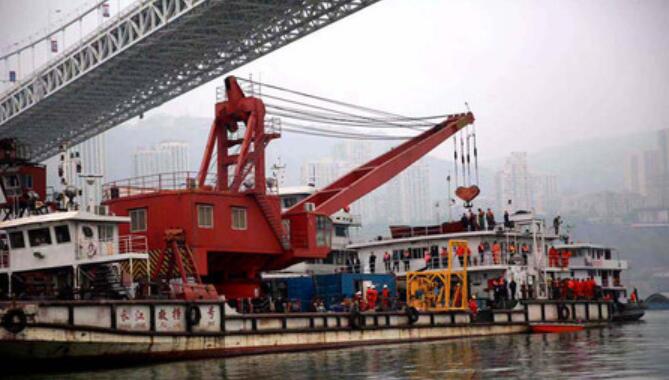 重庆万州坠江公交车打捞工作开始