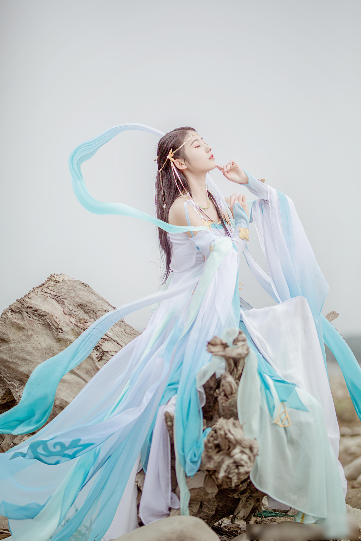 很有仙气的妹子cos《剑网情缘》月梦清秋!小姐姐居然飞起来了哦