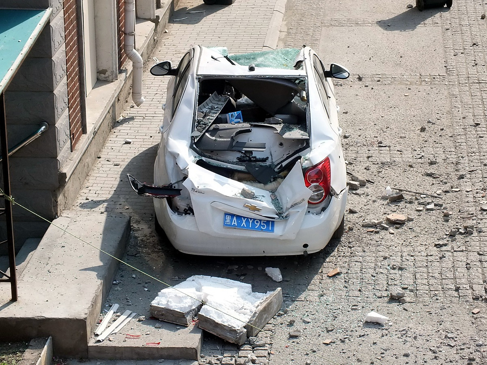 车被砸坏车主起诉小区百余业主# 近日,大庆高新区内发生一起车辆被 