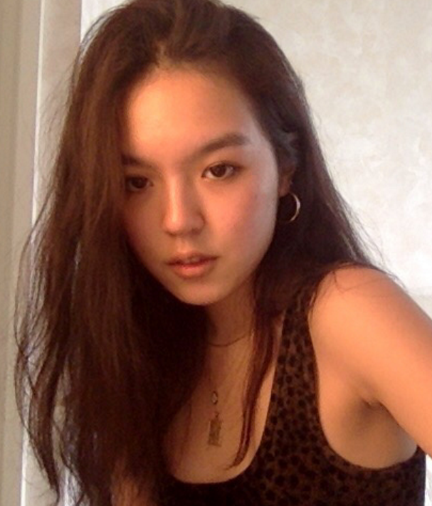 李咏17岁女儿晒照,法图麦化欧美妆显气质,这么美不考虑出道?