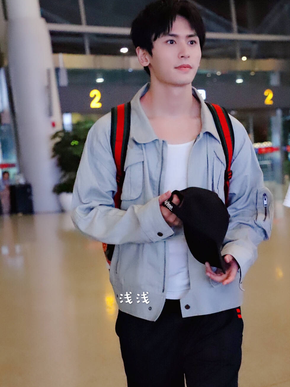 张哲瀚《快乐大本营》最新录制照,身穿牛仔外套活力满满魅力四射