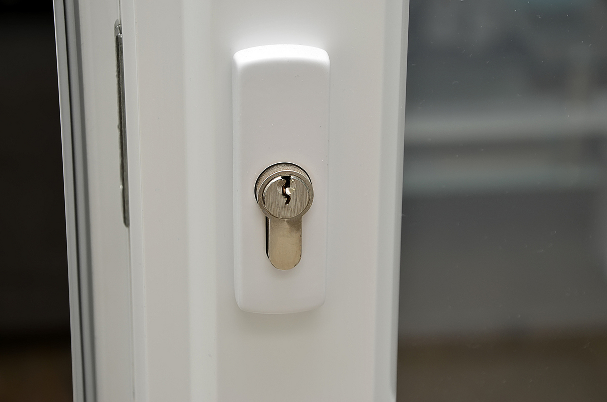 奔驰c260的儿童锁开关位于车内后门中下部,标有"儿童锁"字样,是带有