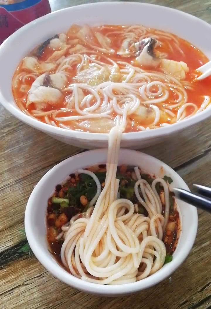 鱼片还能搭配贵州的秘制酸汤?六盘水酸汤鱼粉开胃又健康!