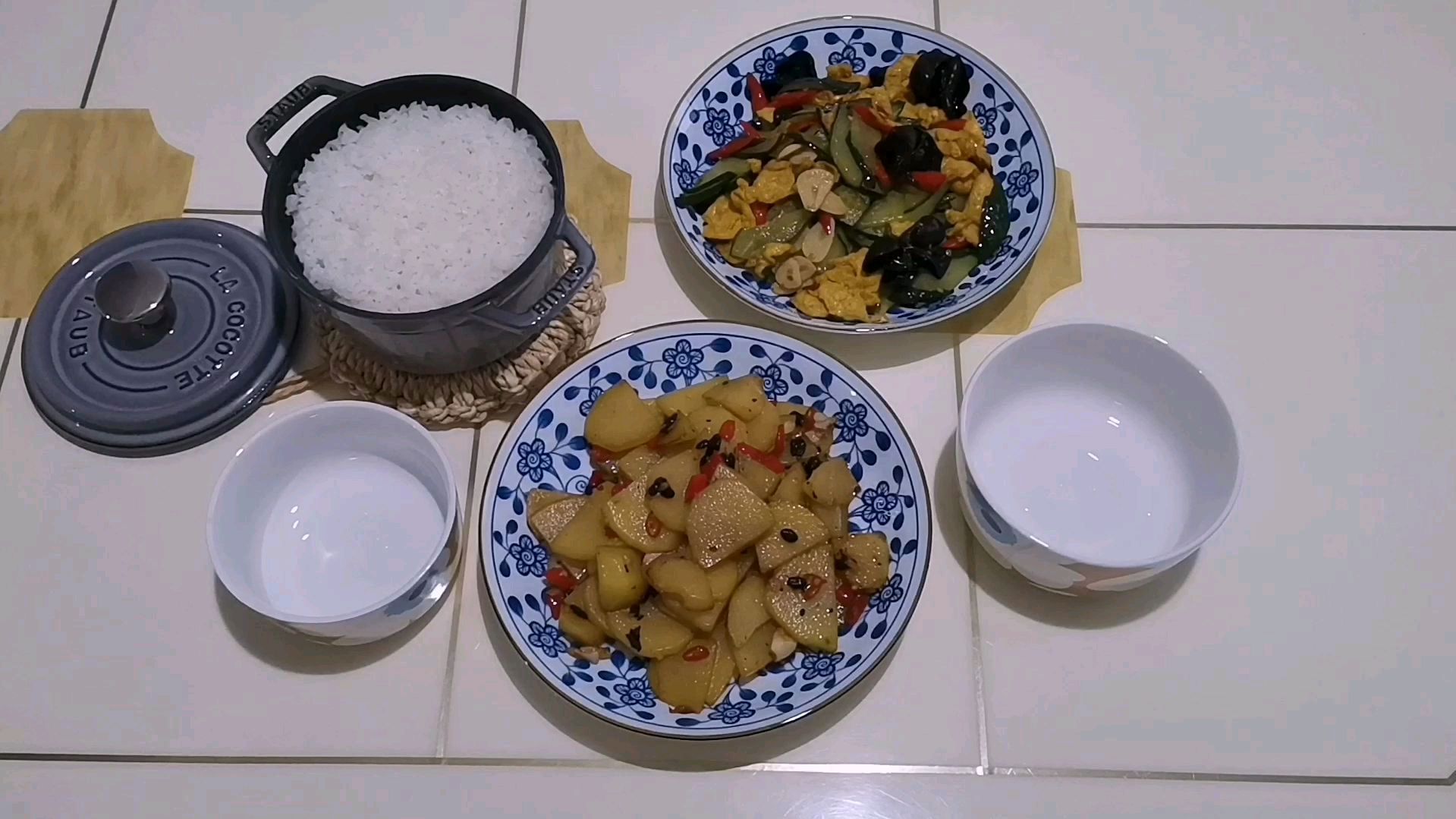 没有大鱼大肉,菜地里现摘的时令蔬菜,也能做出一顿美味的晚餐