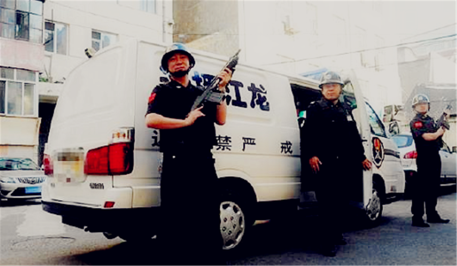 为什么运钞车上的工作人员拿的枪都那么大?真相令人难以置信!