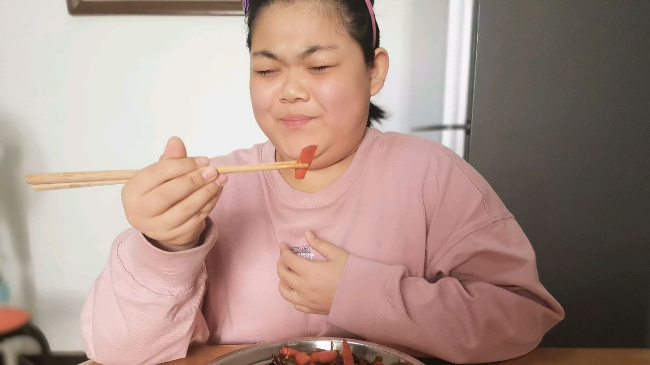 萌娃吃辣椒,看她的表情也是拼了