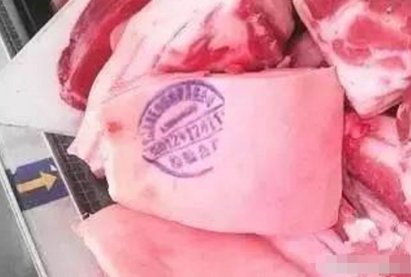 卖了50年猪肉的肉贩揭秘:猪肉印红章和蓝章有何不同,千万别买错