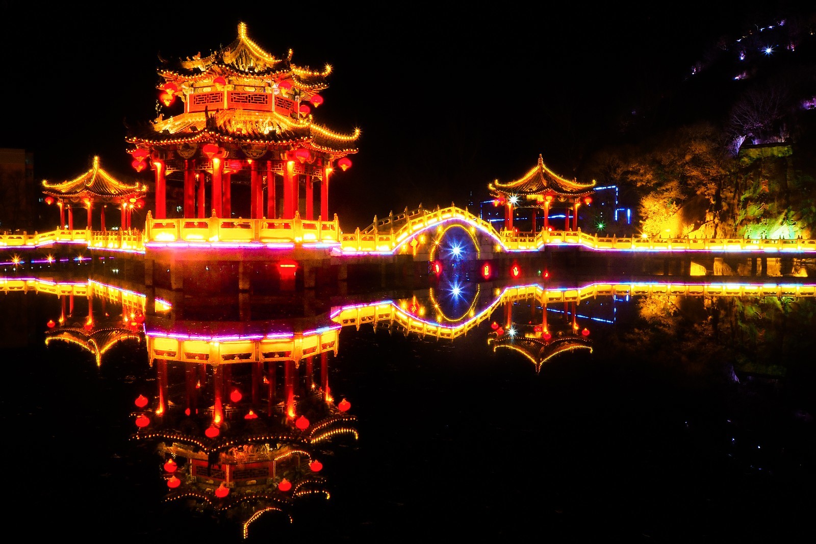 风光摄影:灯火辉煌的月牙湖