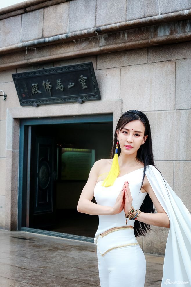 母其弥雅早期写真,这样的她真是相当的有魅力呢,好身材让人感到羡慕呢