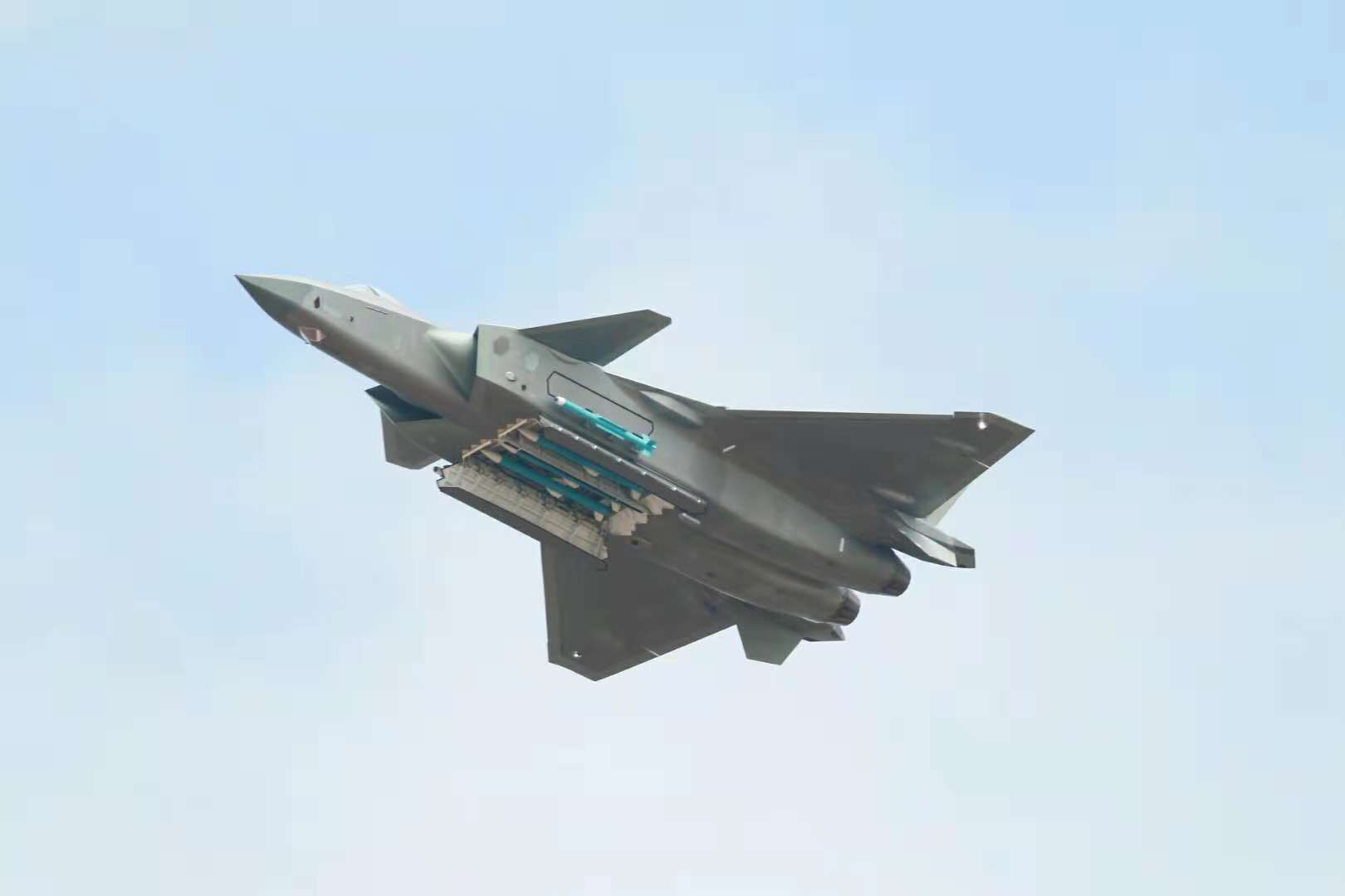 俄重型无人机首飞,载弹量超越歼10,隐形性能比歼20还好!