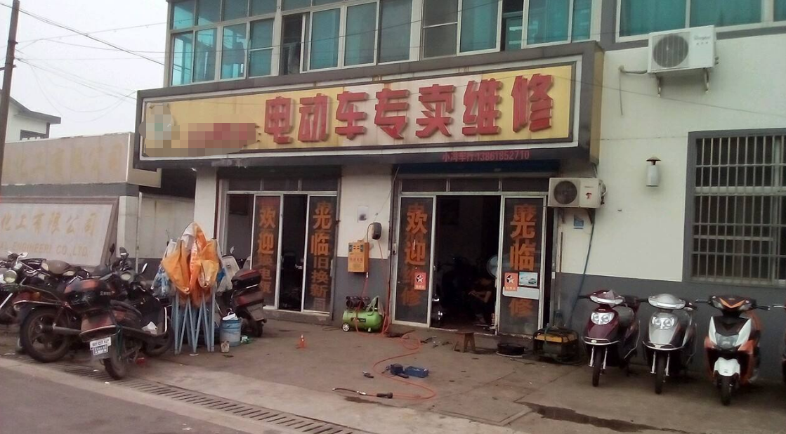 为什么路边修车铺前面总是放很多旧电车?内行人透露其中"猫腻"