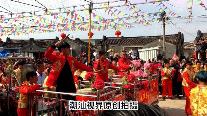 [图]来看看揭阳大锣鼓表演，锣鼓喧天吸引了全村人，现场人山人海