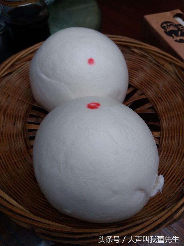 西安大雁塔向南三站路,五个人分2个大馒头,居然还没吃完