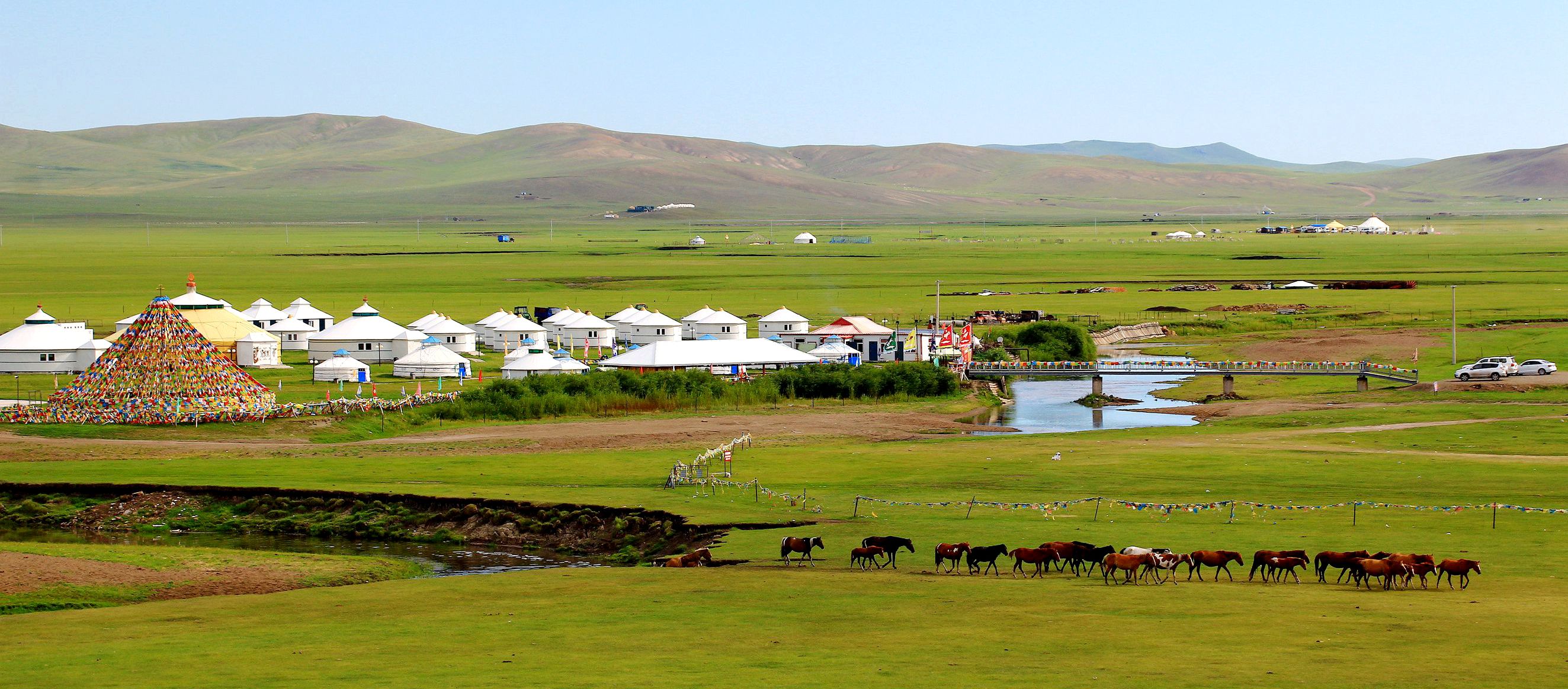 就可以住进当地主人家的蒙古包里,虽然蒙古包扎根在大草原上,但是进去