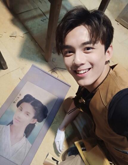 综艺惊现吴磊女装造型被大张伟赞小美妞,竟是"母如花"所赠画