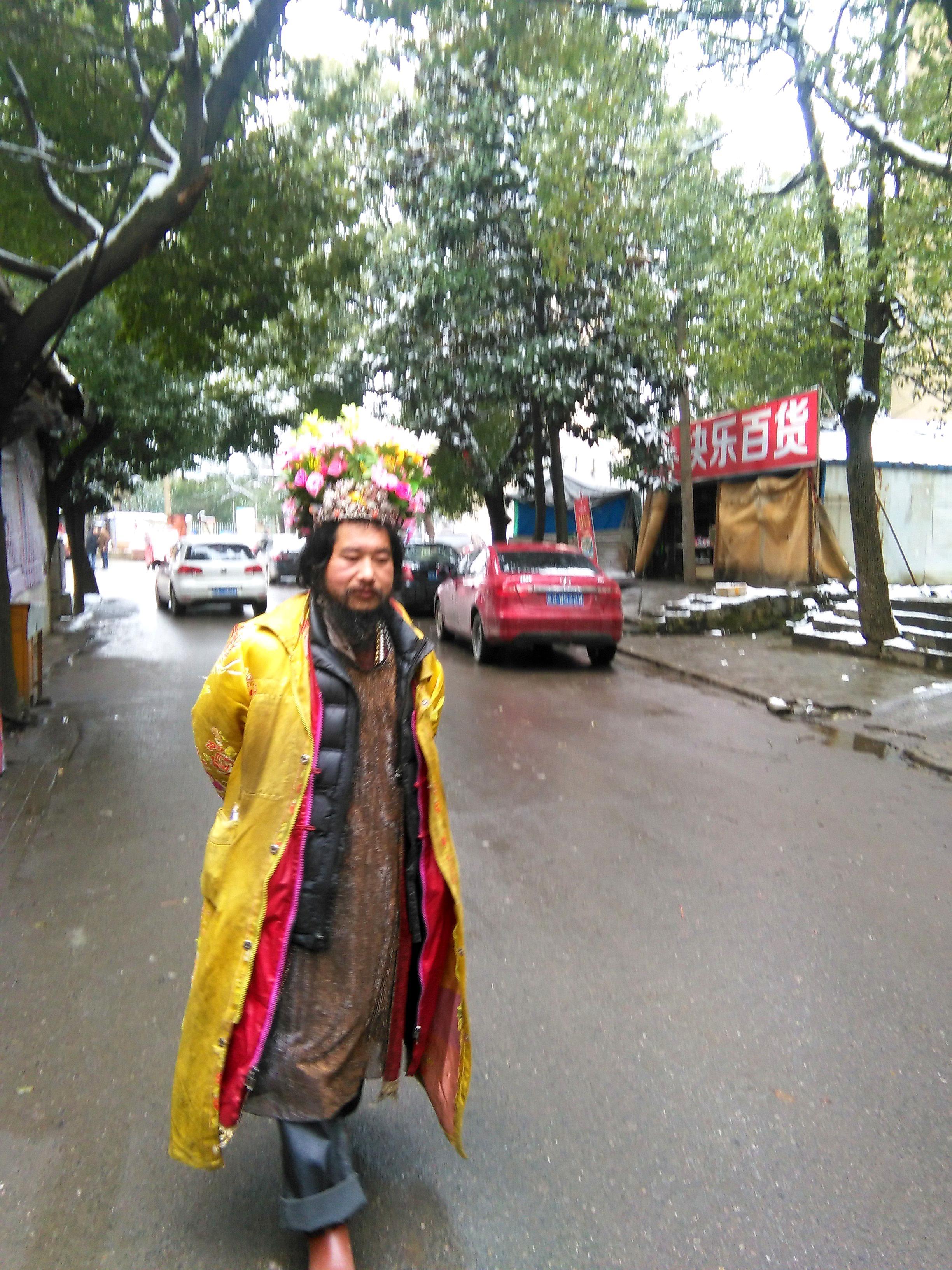 一年四季他都身着黄袍,傲然地行走在风里.