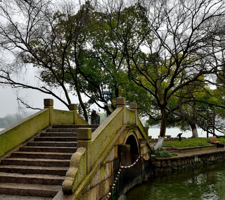 嘉兴诗人朱彝尊以湖为名编纂了一本《鸳鸯湖棹歌》诗册,在嘉兴诗坛上