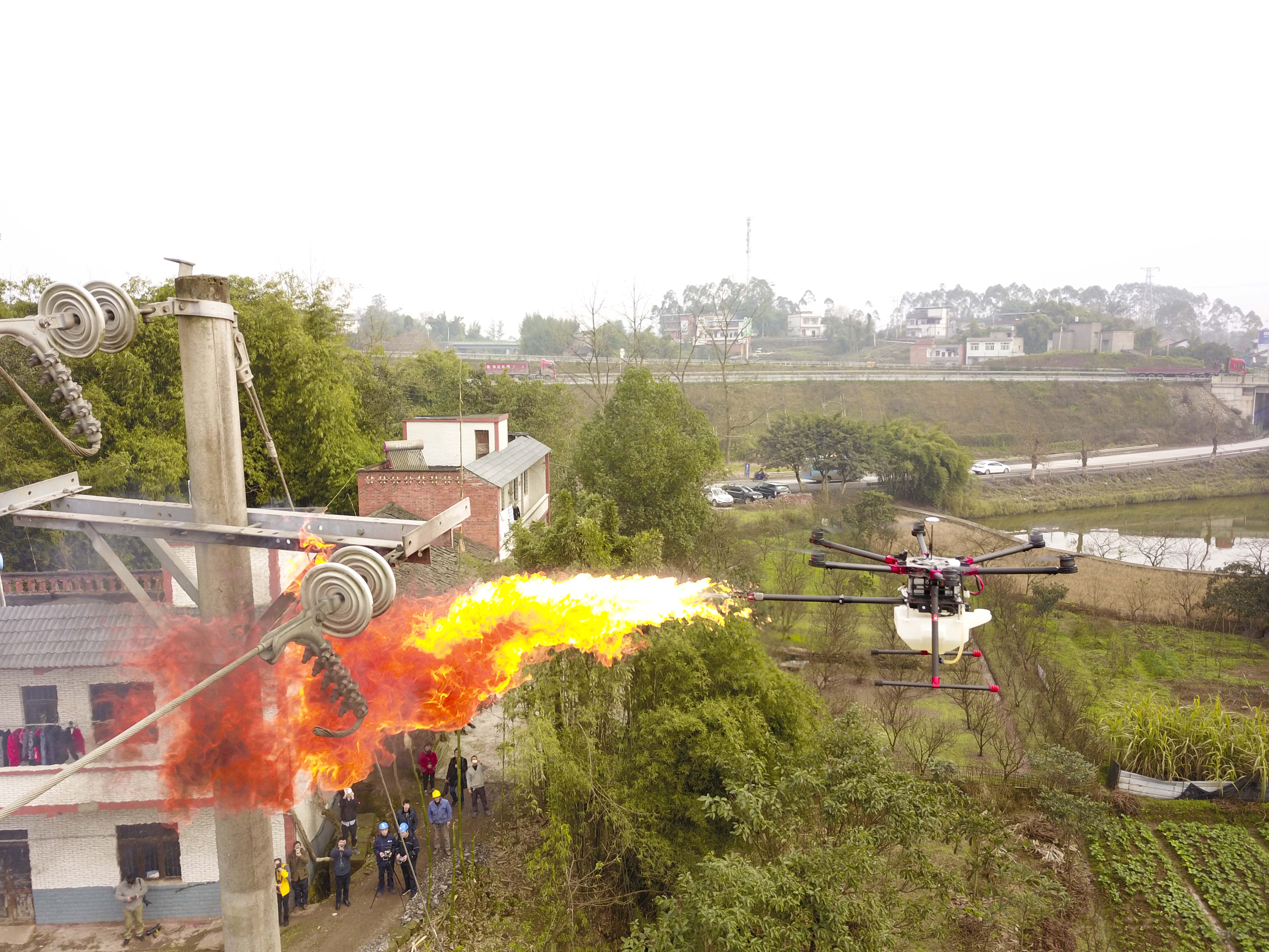 重庆:喷火清障无人机正式投用(2)