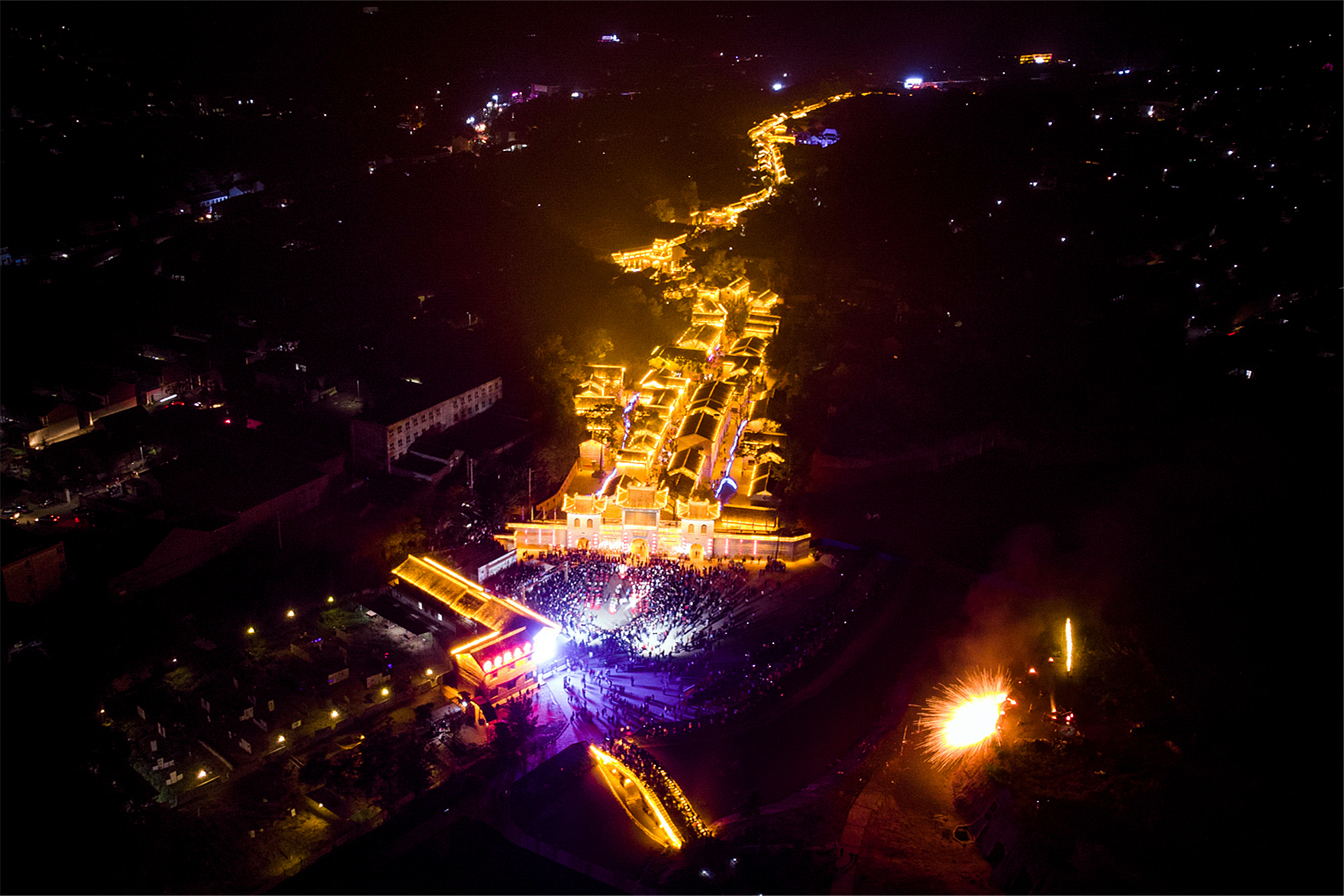 古镇的主要景点包括明清五里长街,天柱塔,娲皇庙,汤帝庙,张都堂院