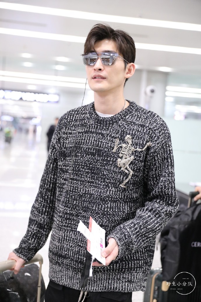 张翰戴墨镜穿灰色毛衣现身机场,帅气十足.
