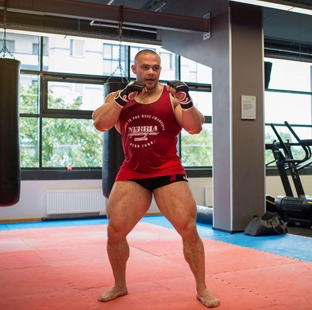 当健身肌肉男抡起拳头,力量爆发力十足,他为"死肌肉"正名!