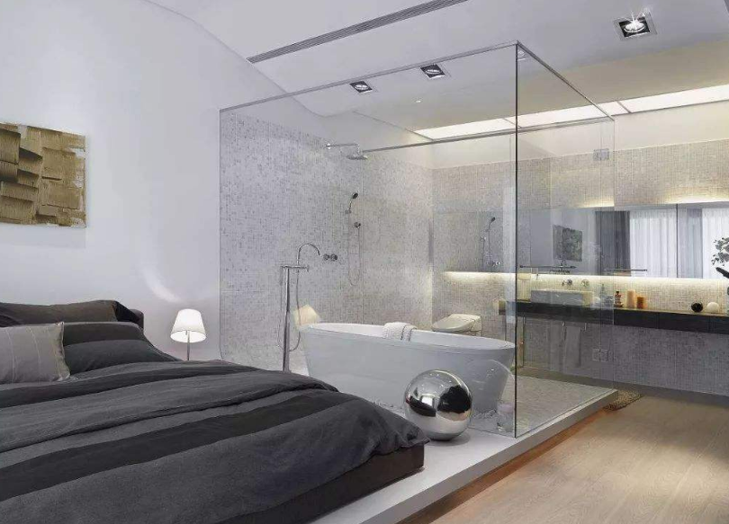 酒店卫生间玻璃都是透明的,女生不尴尬吗?情侣表示:好处多多!