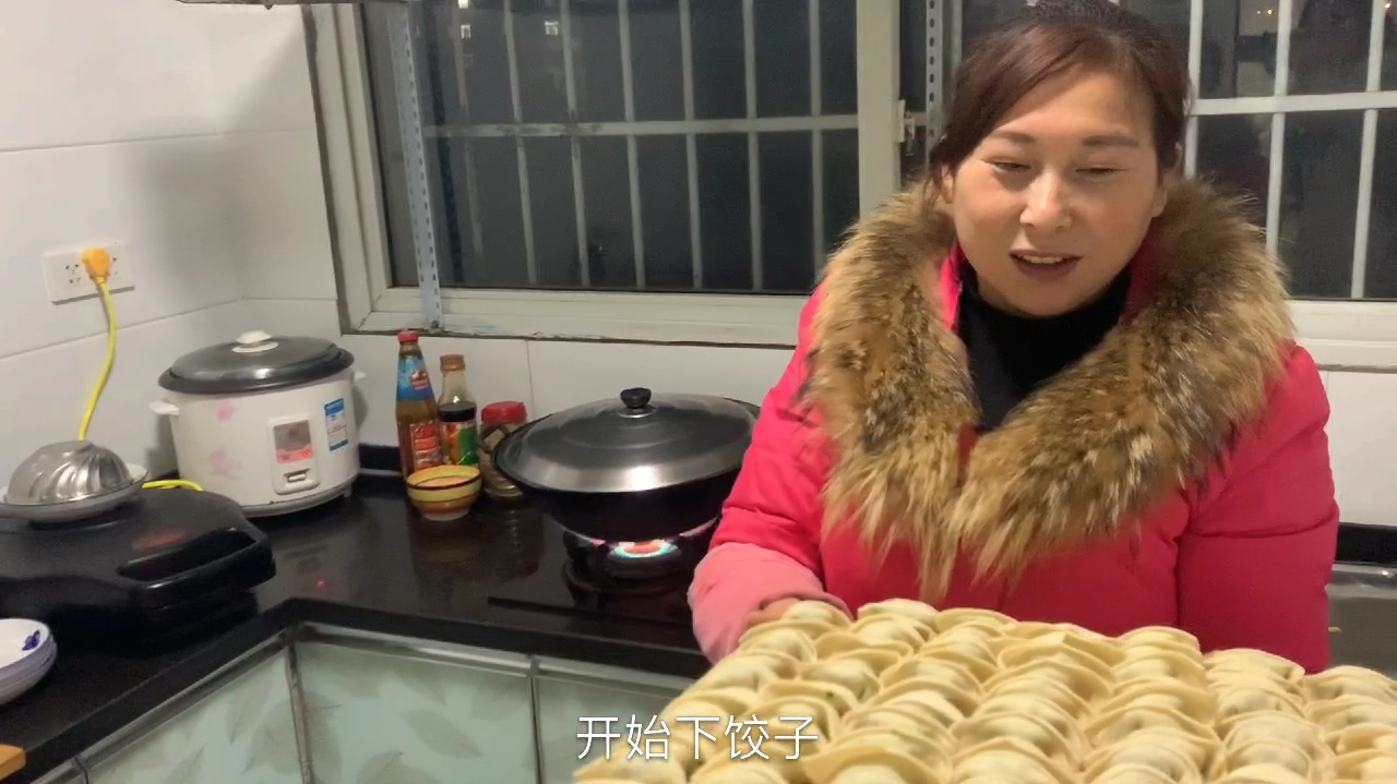 大斌妈用压面机做梯形页饺子,形似人耳,河南老乡许多都吃过