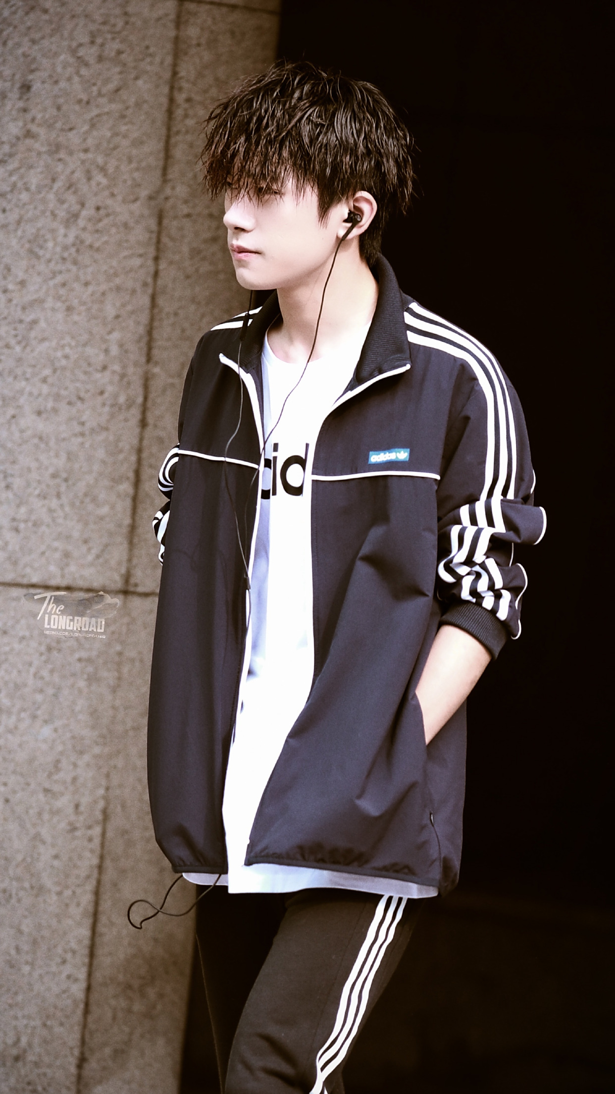 来看看易烊千玺的帅气穿搭吧,搭配时尚男友力爆棚,运动风十足