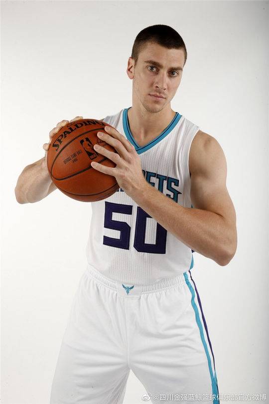 四川男篮大外援罗宾逊被替换 回忆赛场哭泣并非因想起身世