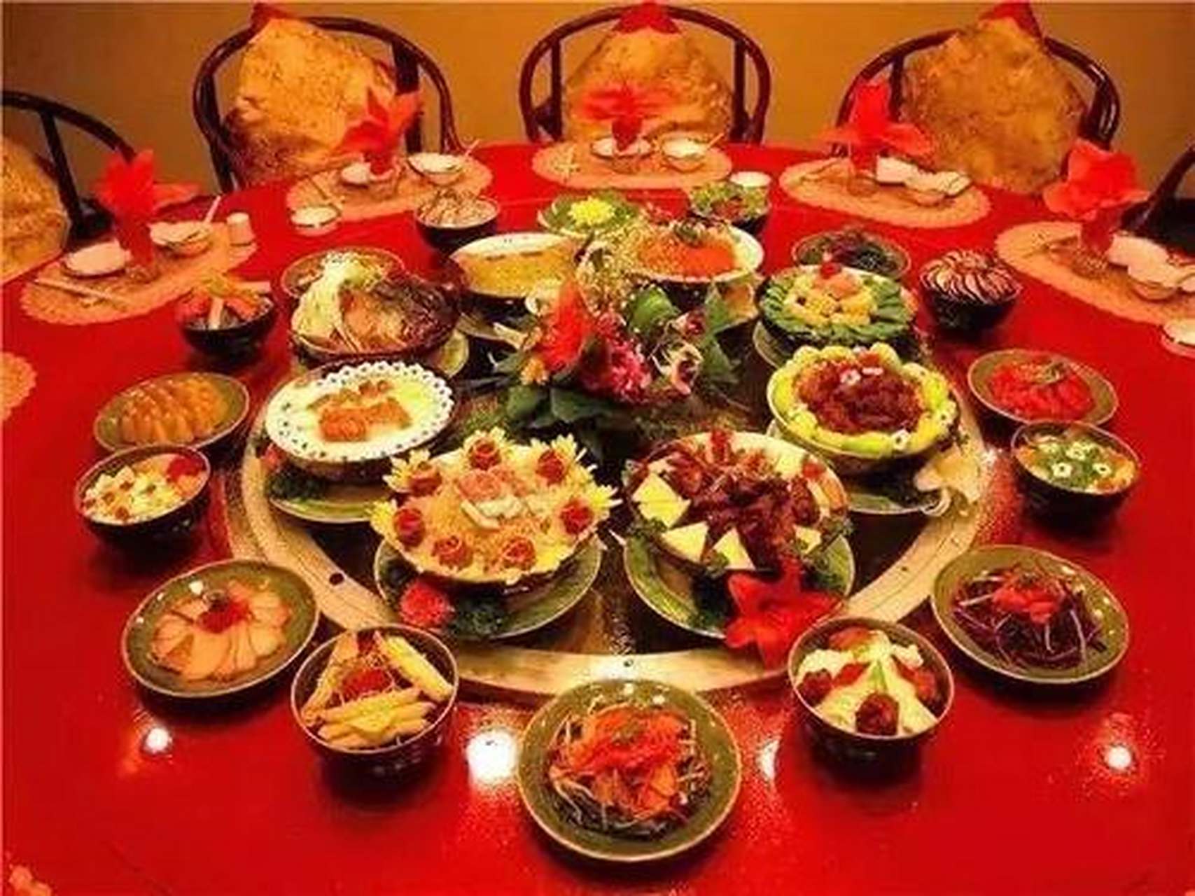 八碟八碗,为原满族饮食习惯,"八大碗"即八样菜,四凉四热,四凉里两荤两