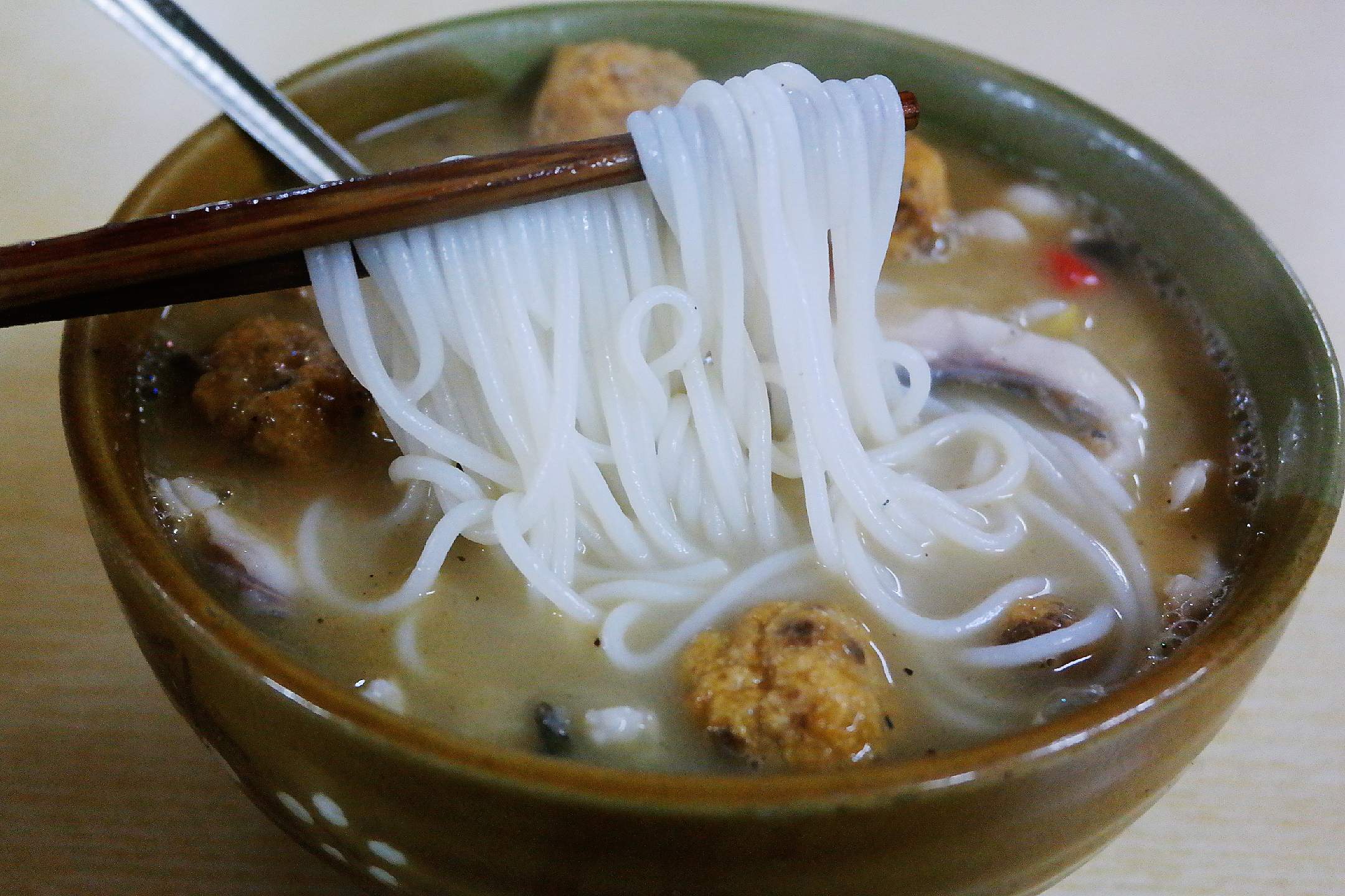 这碗乳白色的鱼汤,成就了衡阳鱼粉!鱼片,鱼肉,鱼丸,鱼头