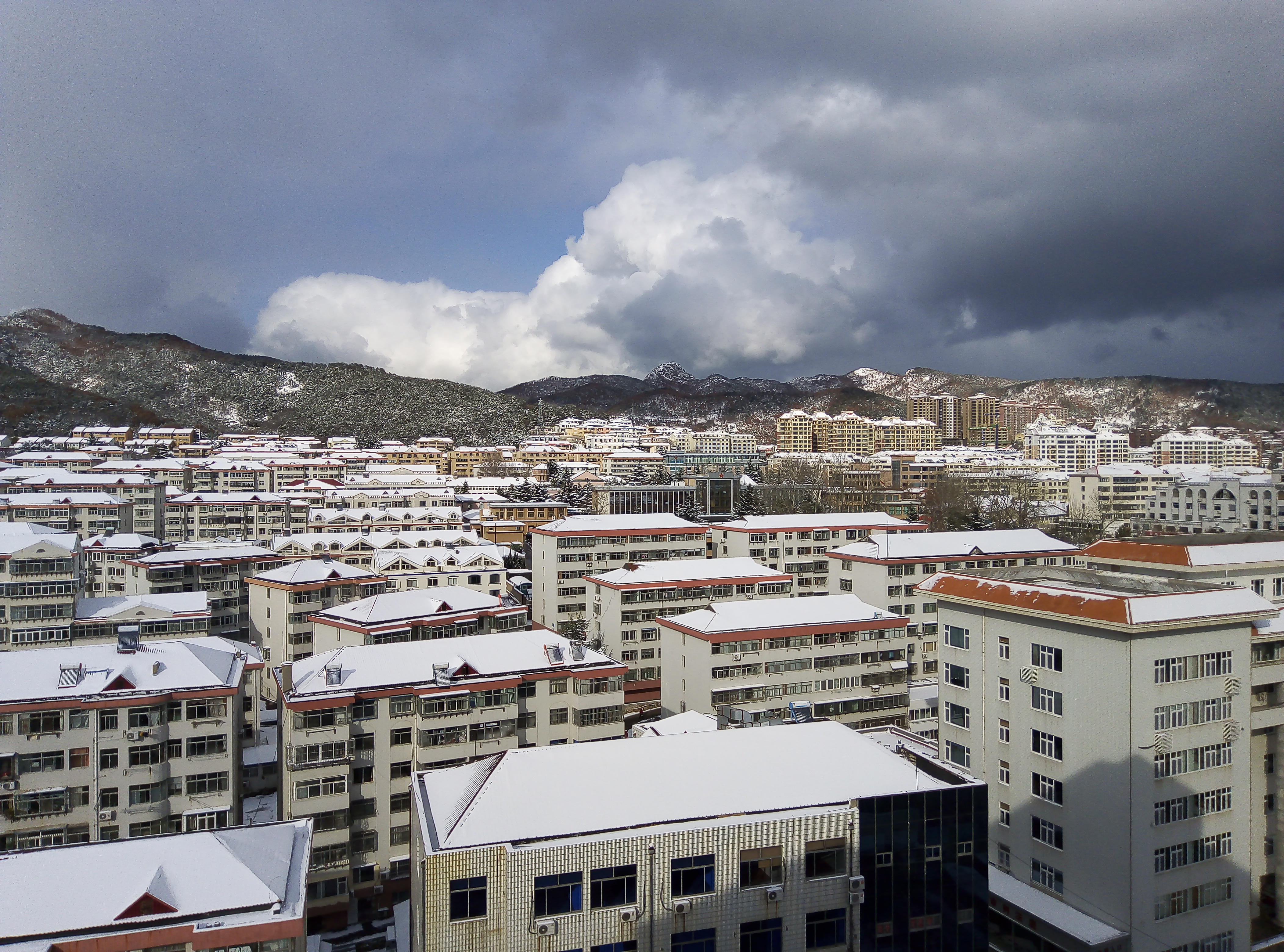 阵雪,忽晴,北风,威海城色俯瞰