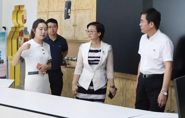 西安高新区党工委委员,管委会副主任王海若来西安高新国际学校调研