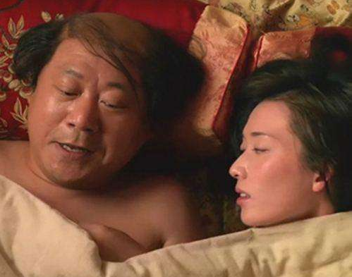 范伟坐在贾静雯旁边,却没瞟一眼,跟《道士下山》里形成强烈对比